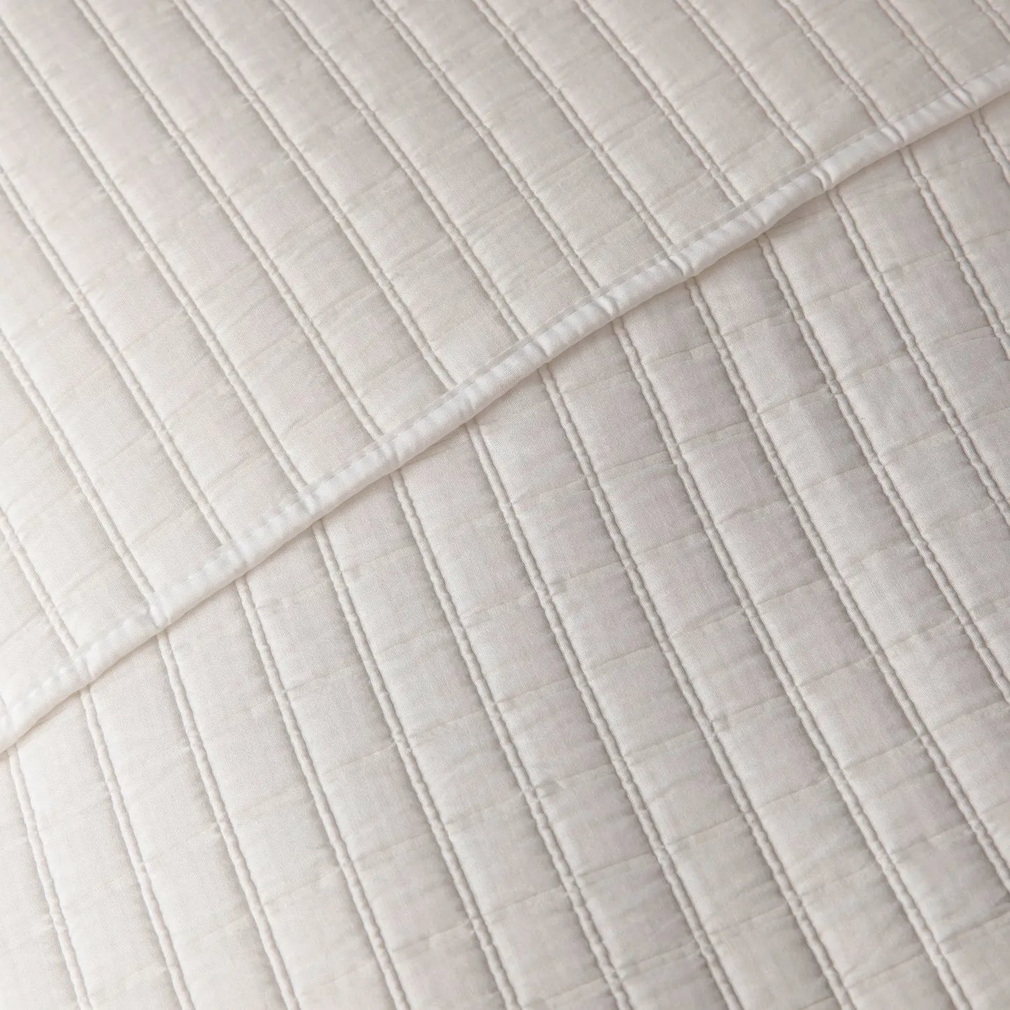 Cubrelecho Benetton con exterior de Polialgodón y relleno de 80 GSM Poliéster.